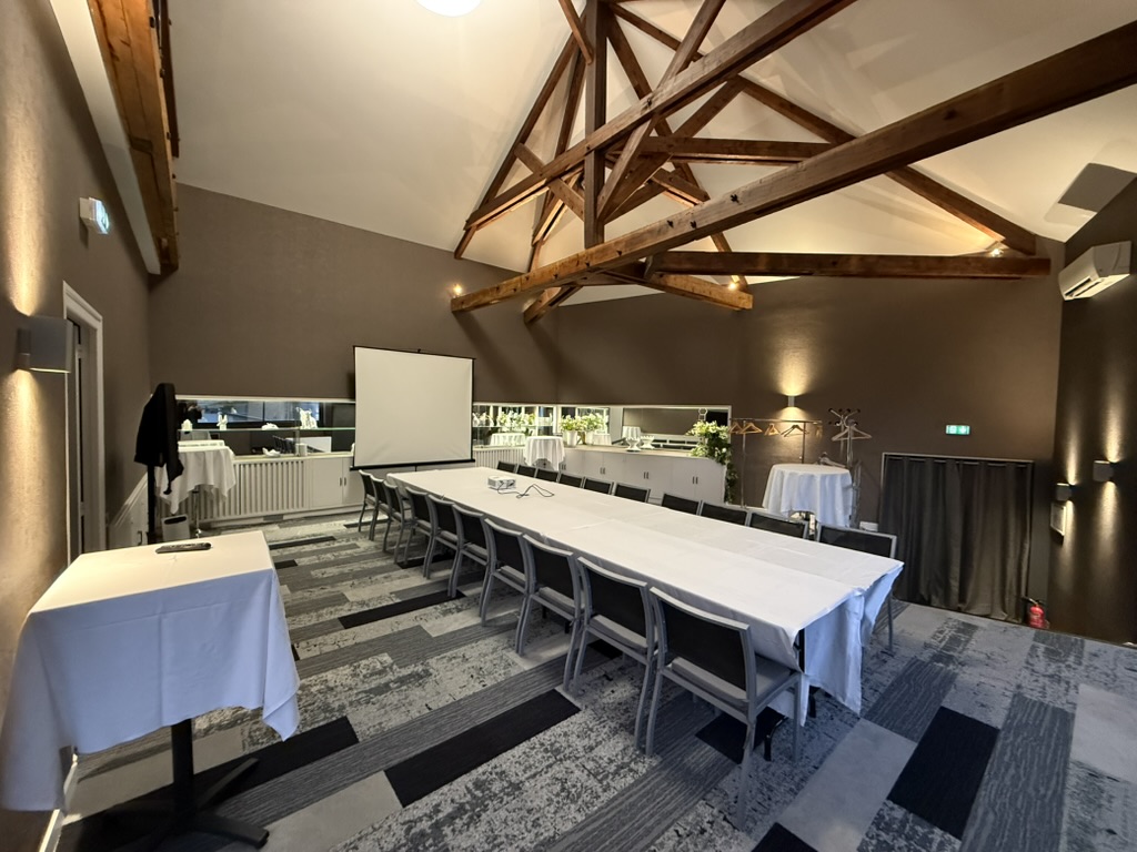 Salle du Cheverny configurée autour d'une table de réunion