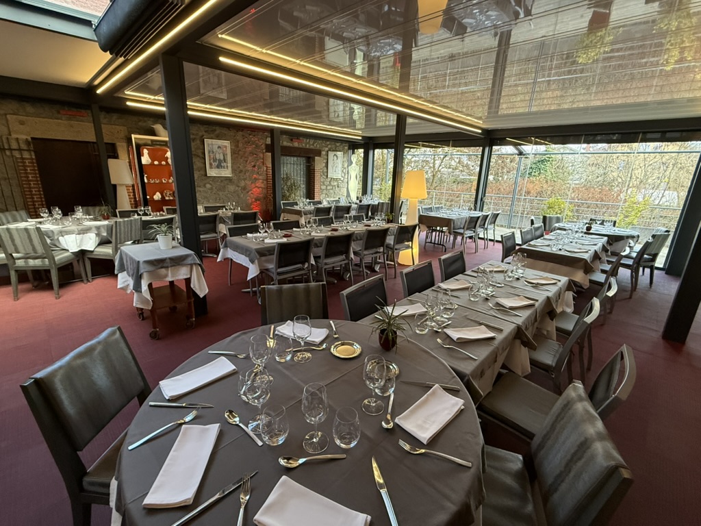 Salle du restaurant Le Cheverny aménagée pour recevoir un groupe