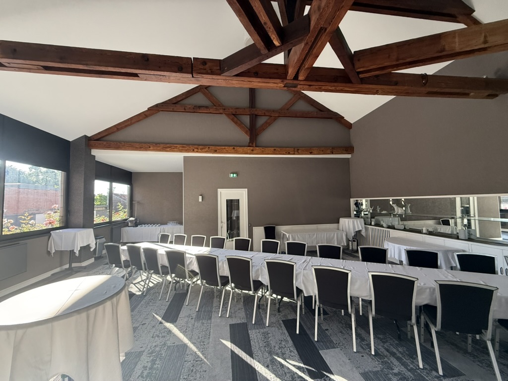 Salle de séminaire du Cheverny configurée pour un groupe